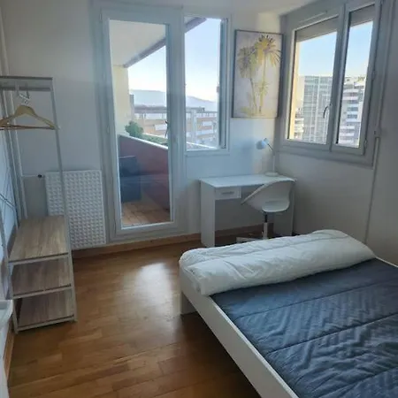 T4 Tres Spacieux Apartment